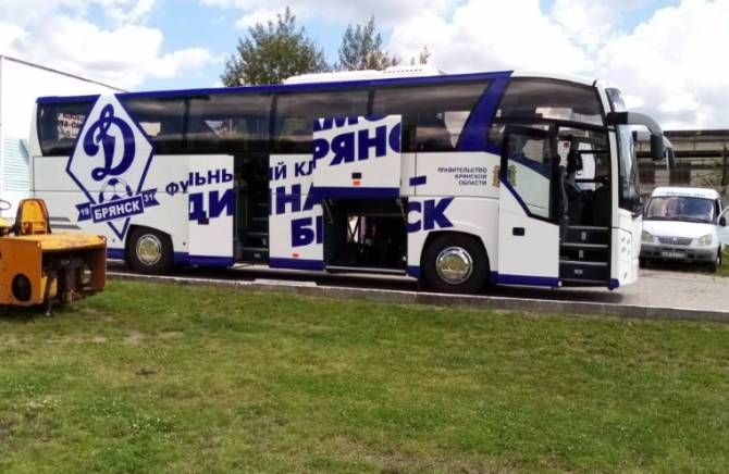 Клубный автобус брянского «Динамо» обрел свой дизайн