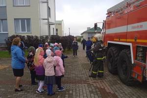 Локотских школьников познакомили с пожарным автомобилем