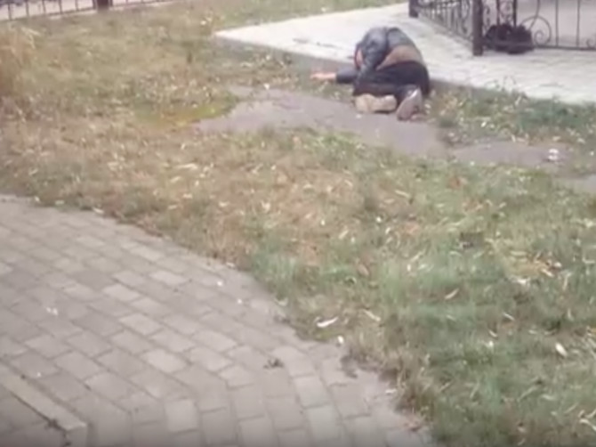 В Брянске сняли на видео лежащего возле больницы №1 мужчину