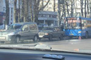 В центре Брянска синий автобус попал в аварию