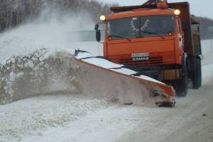 На брянские трассы на борьбу со снегом вышли 37 машин