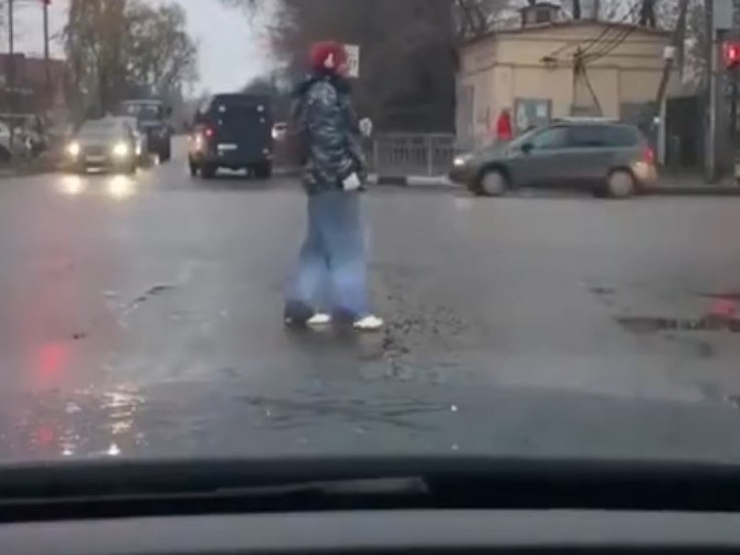 В Брянске сняли на видео танцора диско на пешеходном переходе