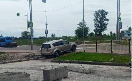 В Брянске водителя Митсубиси наказали за езду по тротуару