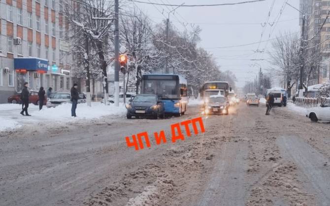 В Брянске на «Таксопарке» разбились синий автобус и легковушка