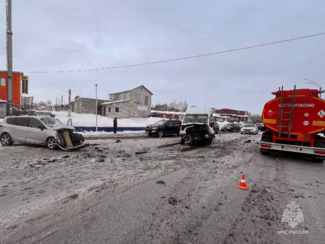 В Брянске на Флотской в массовом ДТП разбились три авто