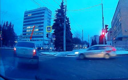 В Брянске наказали водителя Renault за выезд на встречку