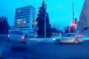 В Брянске наказали водителя Renault за выезд на встречку