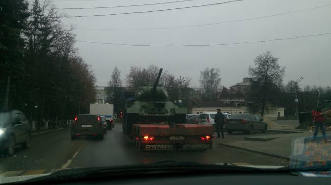 Танк Т-34 установили в Брянске в сквере Морозова