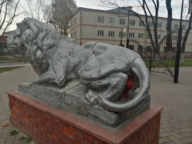 В Стародубе вандалы поглумились над скульптурой льва