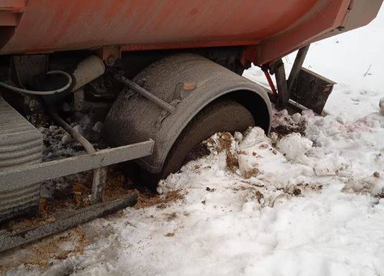 В Навле пять часов вытаскивали застрявший в снегу мусоровоз