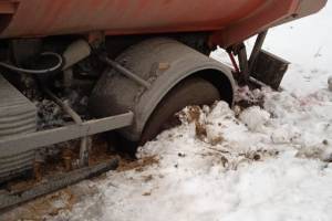 В Навле пять часов вытаскивали застрявший в снегу мусоровоз