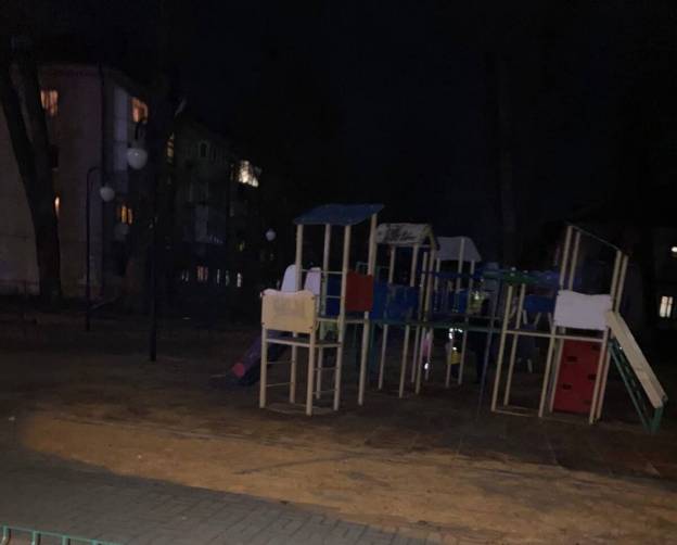 В Брянске детская площадка по улице Профсоюзов погрузилась в кромешную тьму