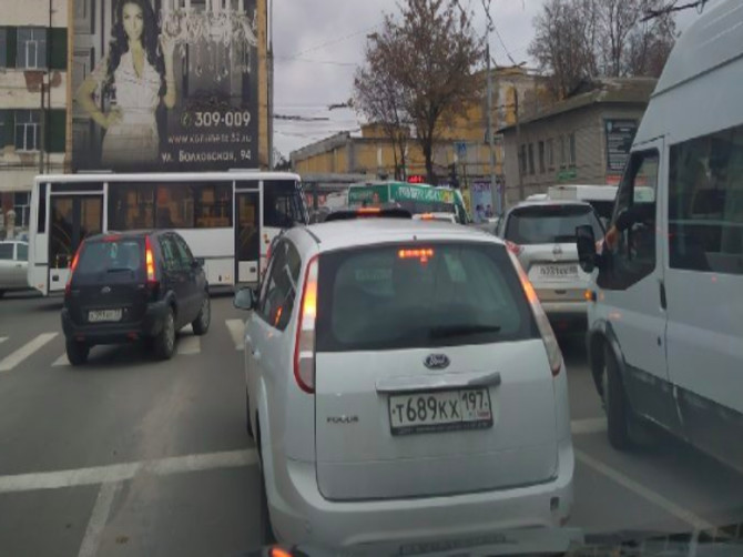 В Брянске на кольце Стальзавода автомобилисты встали в пробку