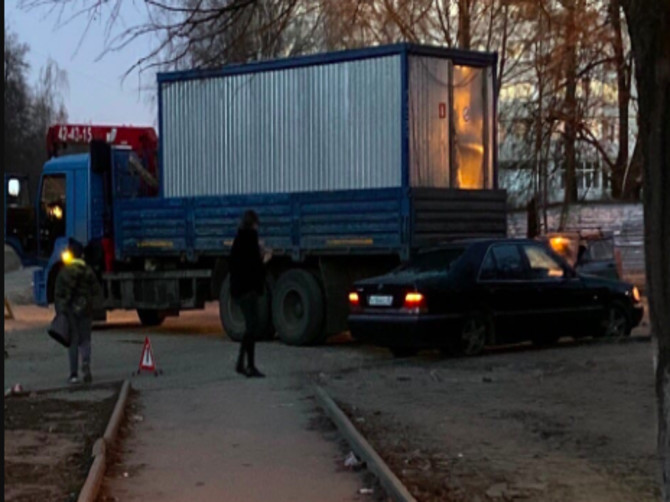 В Брянске на улице Молодой Гвардии столкнулись легковушка и грузовик