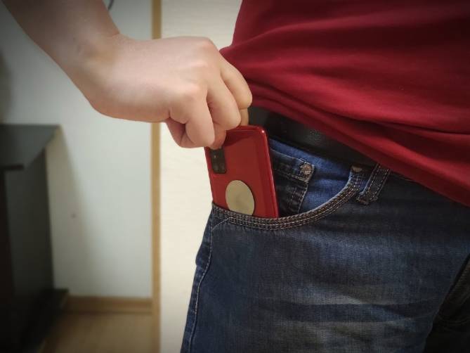 В Брянске 18-летний парень оставил себе найденный телефон и попал под статью