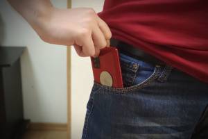 В Брянске 18-летний парень оставил себе найденный телефон и попал под статью