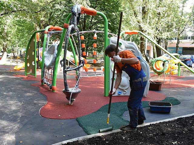 В Брянске на Володарке забыли закончить ремонт детской площадки