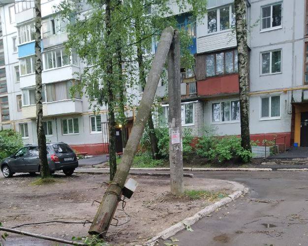 В Брянске на улице Костычева рухнула электроопора