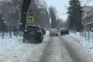 В Брянске автохам перегородил пешеходный переход у гимназии №7
