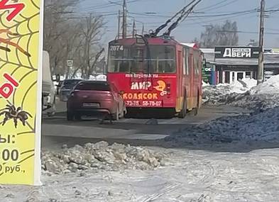 В Брянске на Стальзаводе легковушка врезалась в троллейбус