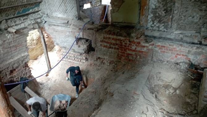 В брянском посёлке Локоть при реставрации Дома архитектора откопали подземный этаж