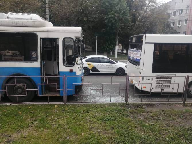 В Брянске на площади Партизан столкнулись автобус и троллейбус 