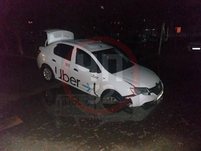 В Брянске такси Uber влетело в гигантскую яму
