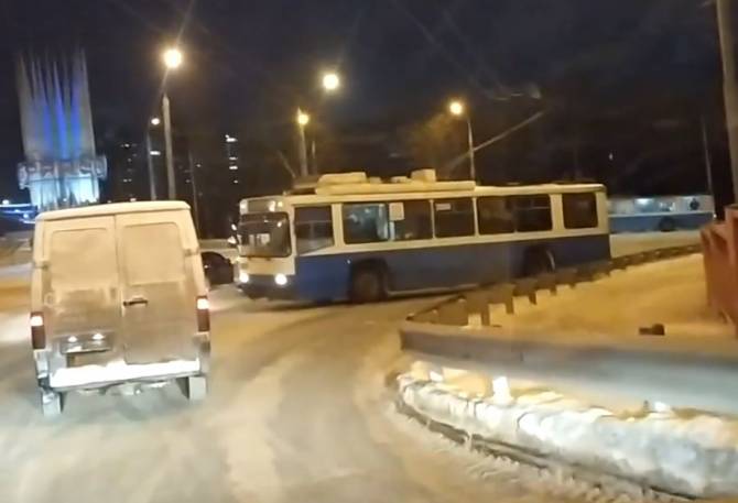 В Брянске «занесло» троллейбус около железнодорожного вокзала