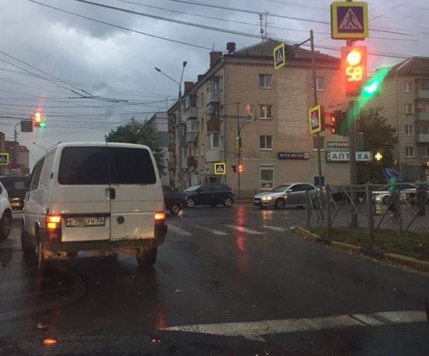 В Брянске водитель «бусика» наглым маневром обидел автомобилистов