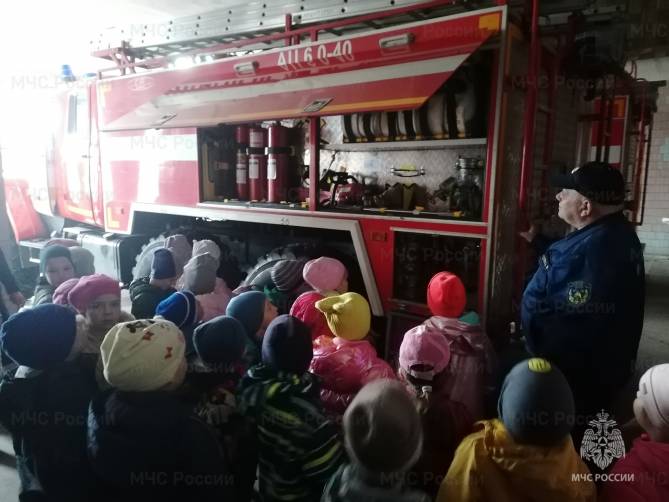 Брянские пожарные учили школьников азам безопасности