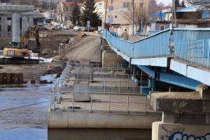 В Брянске из-за паводка закрыли для машин понтонный мост на набережной