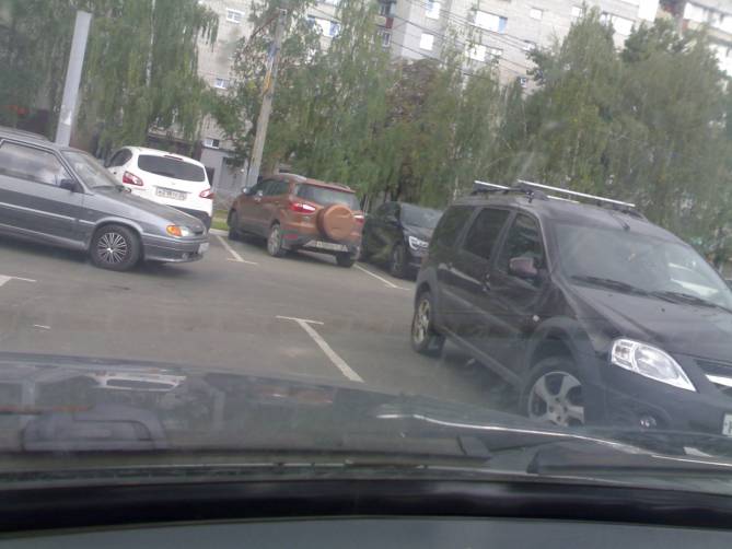 В Брянске на парковке у «БУМ Сити» автохам поцарапал авто и уехал