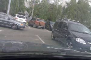 В Брянске на парковке у «БУМ Сити» автохам поцарапал авто и уехал
