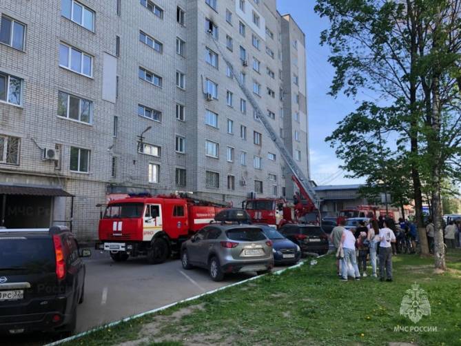 В Брянске при пожаре в квартире многоэтажки две женщины отравились дымом