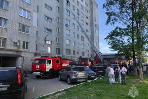 В Брянске при пожаре в квартире многоэтажки две женщины отравились дымом