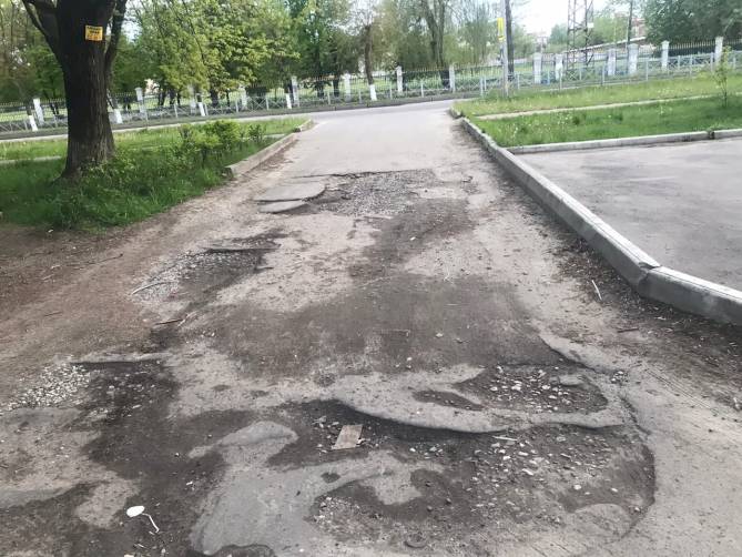 В Брянске просят отремонтировать убитую дорогу возле школы №25
