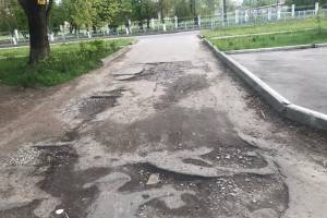 В Брянске просят отремонтировать убитую дорогу возле школы №25