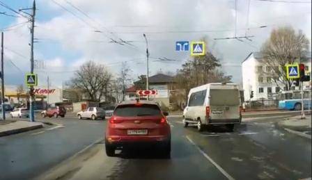 В Брянске водителя оштрафовали за проезд на красный сигнал световора