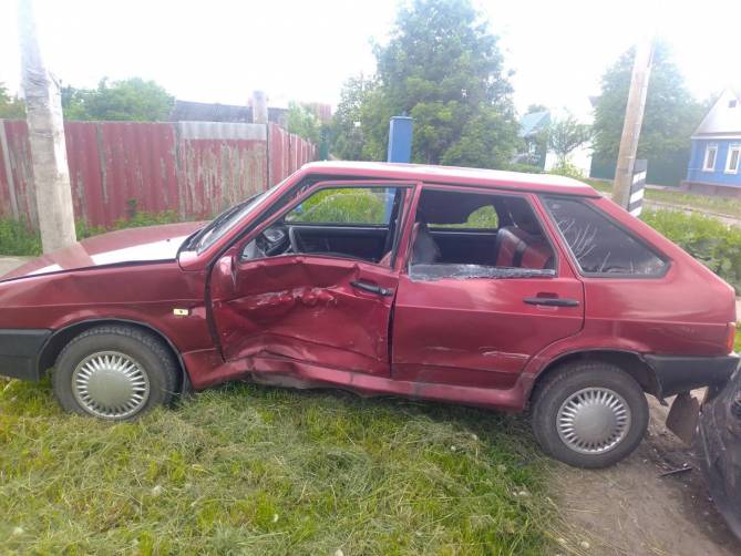 В Севске водитель ВАЗ протаранил иномарку и сломал ребро
