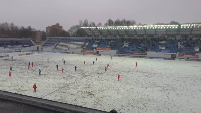 В Брянске начался футбольный матч на скользком поле стадиона «Динамо»