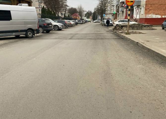 На улице Камозина в Брянске сделали парковки у детсада и горбольницы