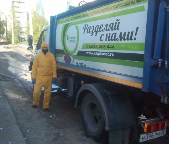 В Брянске водителей мусоровозов обеспечили противочумными костюмами
