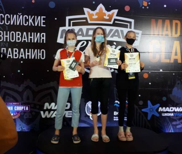 Брянская девушка завоевала серебро на соревнованиях по плаванию в Санкт-Петербурге