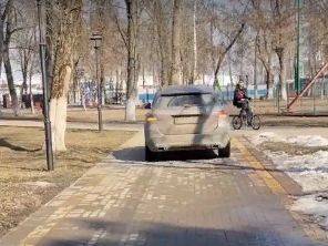 В Брянске водитель иномарки устроил покатушки по аллеям парка железнодорожников