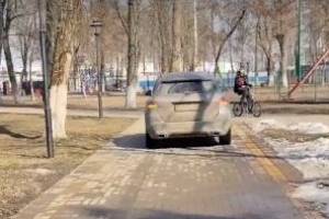 В Брянске водитель иномарки устроил покатушки по аллеям парка железнодорожников