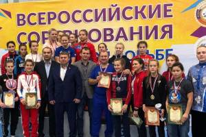 Брянские девушки завоевали четыре медали на чемпионате России по борьбе