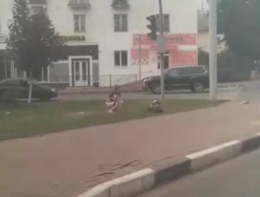 слежка девушек на улицах видео принимает большой