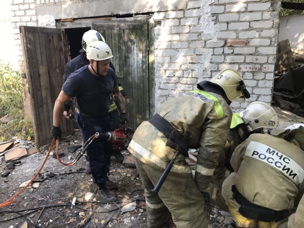 Трагедия в брянске последние новости. Обрушилась плита в гараже. Обрушение плит на гараж. Трагедия в Брянской области в гараже.