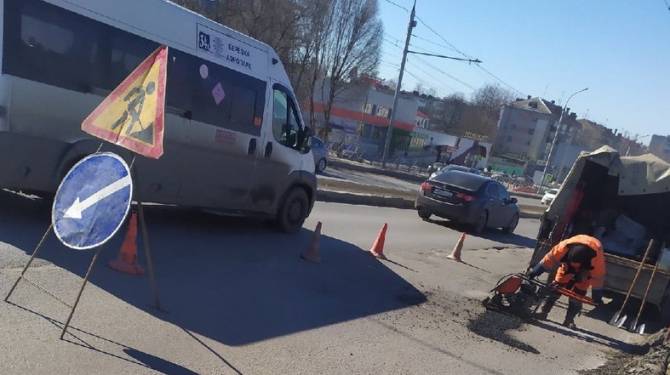 В Фокинском районе Брянска дорожники создали затор на путепроводе