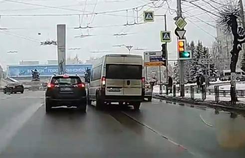 В Брянске лихача оштрафовали на 1 тысячу рублей на проезд на красный